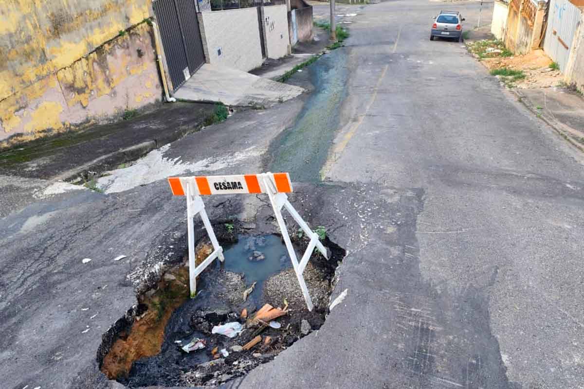 Buraco na Rua Lourdes Fonseca Pinto preocupa moradores 1 VU Tribuna de Minas