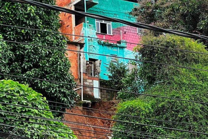 Moradores temem desmoronamento de casas do projeto Colorindo o Habitar, no Bairro Esplanada 1 Casas do projeto Colorindo o Habitar ameaçam ruas do Esplanada
