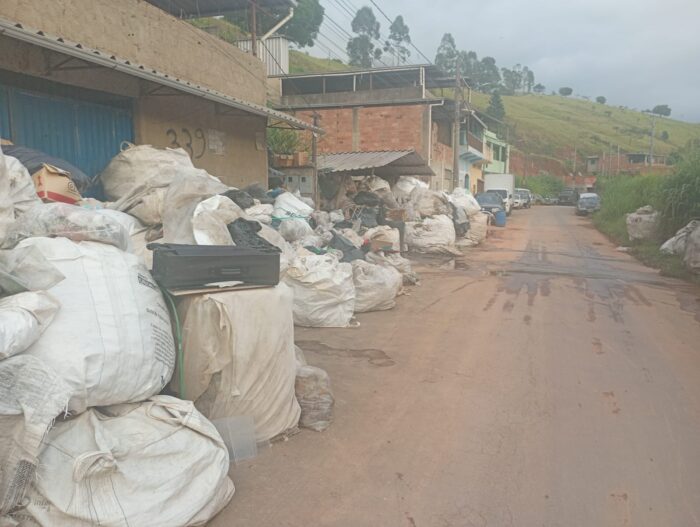 Acúmulo de lixo causa transtornos aos moradores da Rua Dr. Joaquim Ribeiro de Oliveira 2 WhatsApp Image 2026 03 10 at 08.55.14