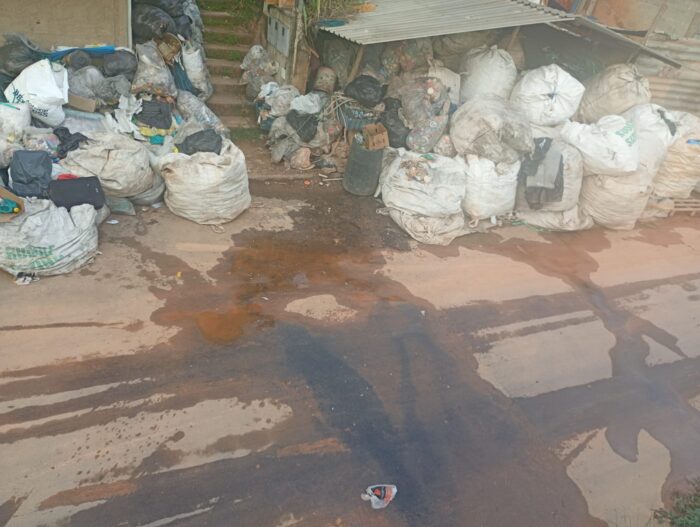 Acúmulo de lixo causa transtornos aos moradores da Rua Dr. Joaquim Ribeiro de Oliveira 1 WhatsApp Image 2026 03 10 at 08.55.17