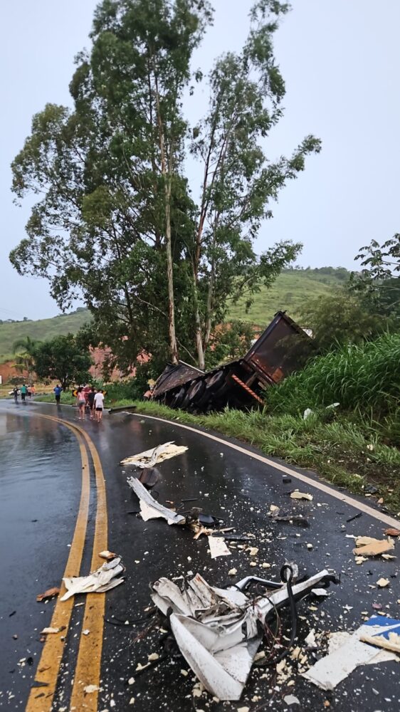 Carreta e caminhão batem de frente na BR-267 e trânsito é desviado 1 WhatsApp Image 2026 03 19 at 21.20.49