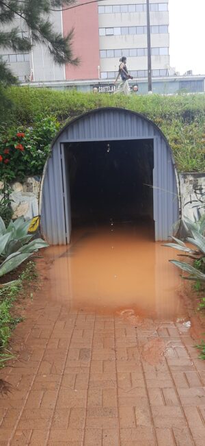 Acúmulo de água no túnel de acesso ao Independência Shopping causa transtornos 1 WhatsApp Image 2026 03 20 at 13.40.57 e1774026508309