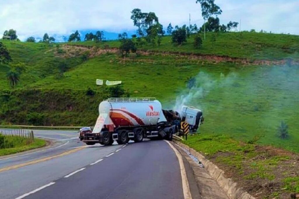 Grave acidente entre duas carretas e caminhão baú deixa motoristas presos às ferragens em João Monlevade