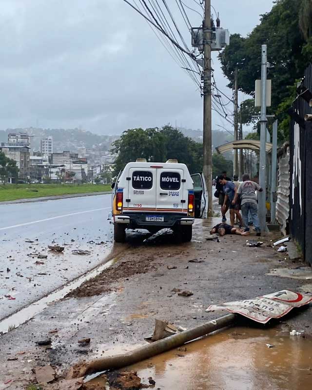 Acidente envolve viatura da PM e deixa idosa e dois homens feridos na Avenida Brasil