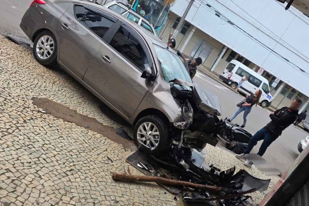 Acidente envolvendo carro e moto é registrado na região central
