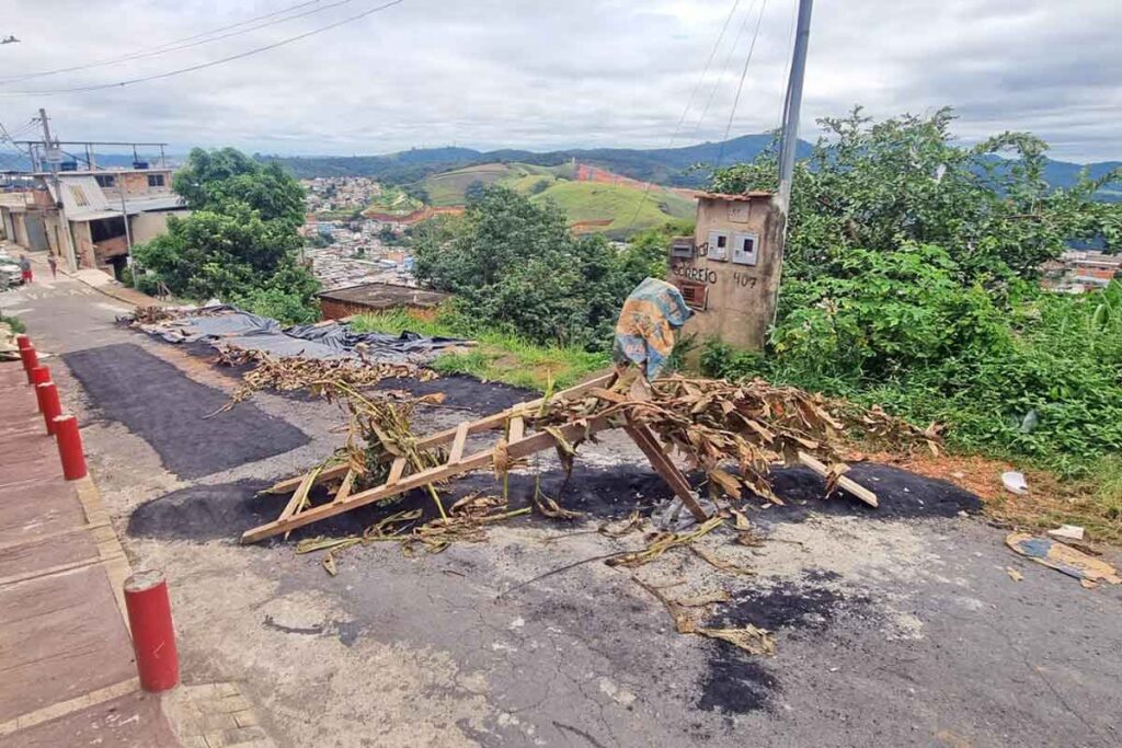 Moradores do Bairro Santo Antônio reclamam falta de ônibus e caminhão de lixo desde as chuvas 2 Moradores do Alto Santo Antônio reclamam falta de ônibus e caminhão de lixo desde as chuvas