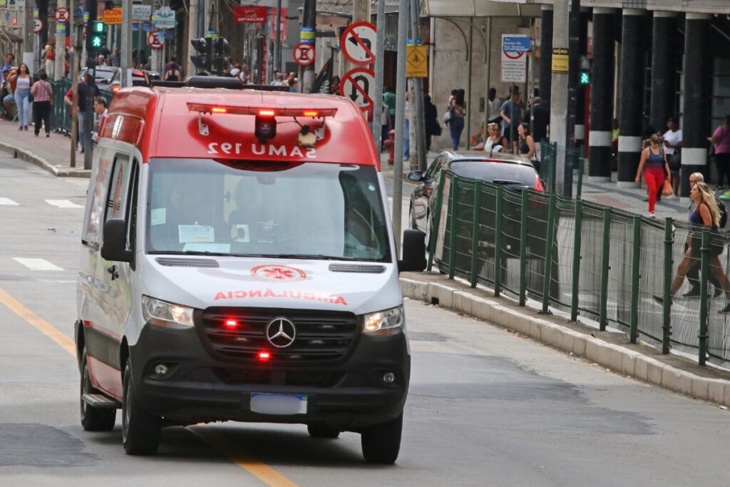 Trator cai sobre homem e causa trauma grave no tórax em Juiz de Fora 1 Motociclista morre após sofrer acidente e cair do Viaduto Roza Cabinda