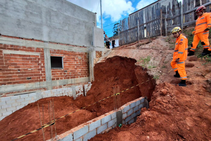 Trabalhador morre soterrado durante escavação em obra particular 1 trabalhador foi soterrado em obra particular