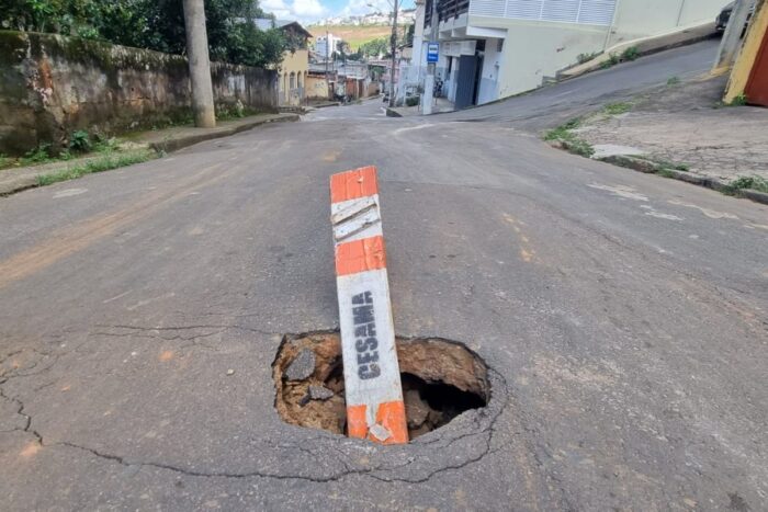 Buraco altera itinerário de ônibus e dificulta acesso de moradores ao transporte no Borboleta