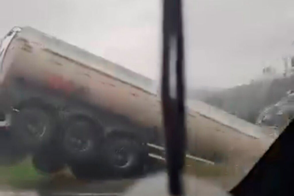VÍDEO: Carreta-tanque sai da pista e fica pendurada em barranco na BR-040 1 carreta-fica-pendurada