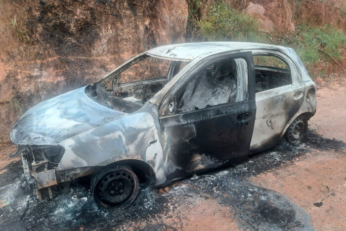PM prende suspeitos de homicídio em Barbacena após localizar carro carbonizado 1 carro carbonizado foto pmmg