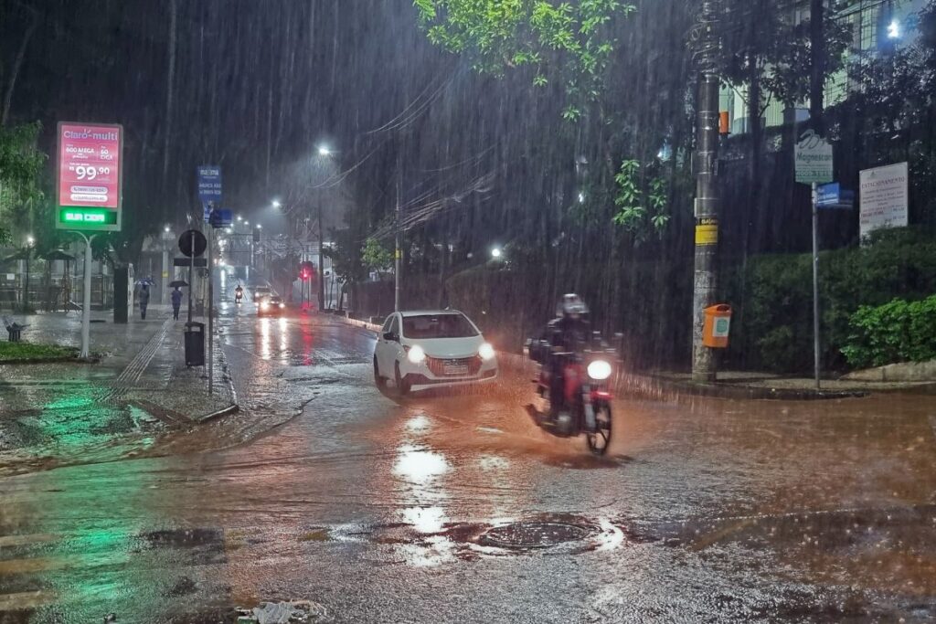 Inmet publica alerta de tempestade para Juiz de Fora neste sábado 1 Chuva volta à Zona da Mata no fim de semana; Inmet emite alerta para Juiz de Fora