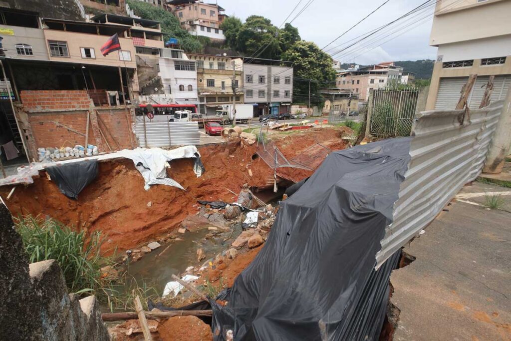Três meses depois, cratera na Zona Leste segue engolindo a rua