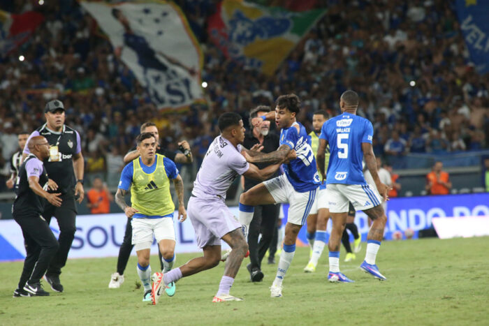 Jogadores de Cruzeiro e Atlético-MG são suspensos por briga generalizada na final do Mineiro 1 Jogadores de Cruzeiro e Atlético-MG são suspensos por briga generalizada na final do Mineiro