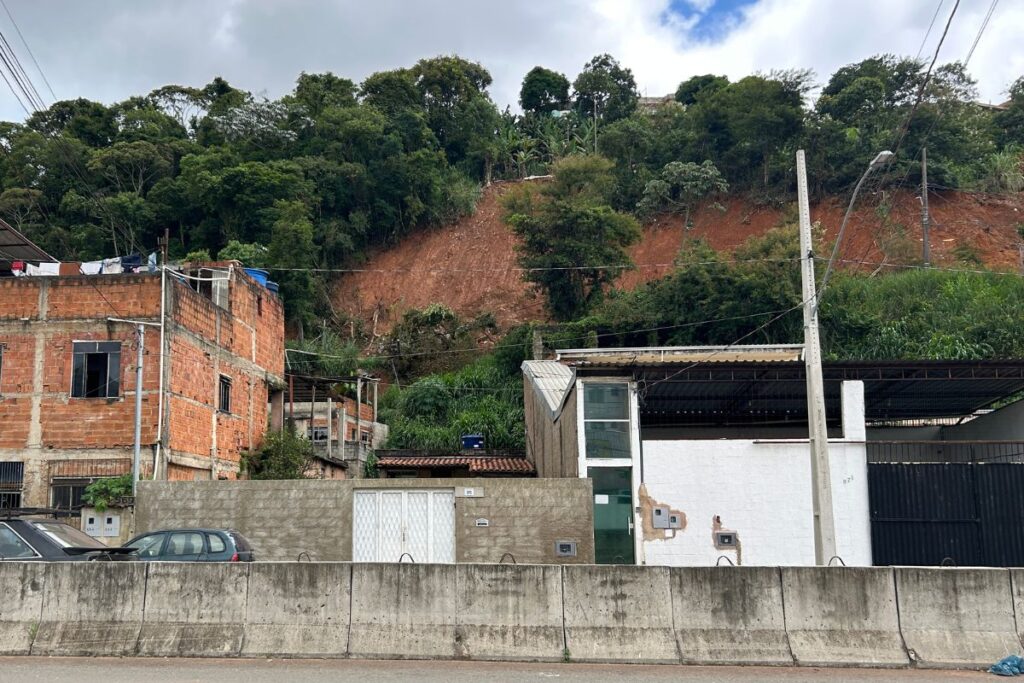'Descaso': moradores de rua evacuada no São Pedro cobram assistência após deslizamento