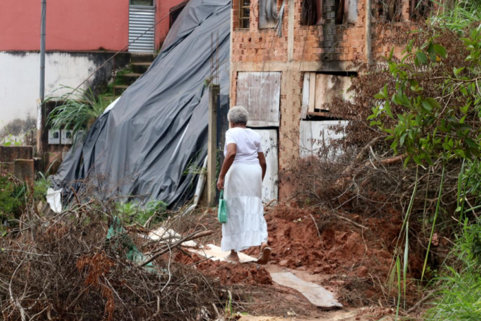 VÍDEO: Moradores improvisam passagem para sair de casa após deslizamentos no Linhares 1 passagem improvisada por moradores