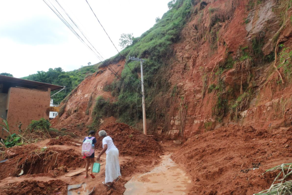 VÍDEO: Moradores improvisam passagem para sair de casa após deslizamentos no Linhares 3 fotos 38