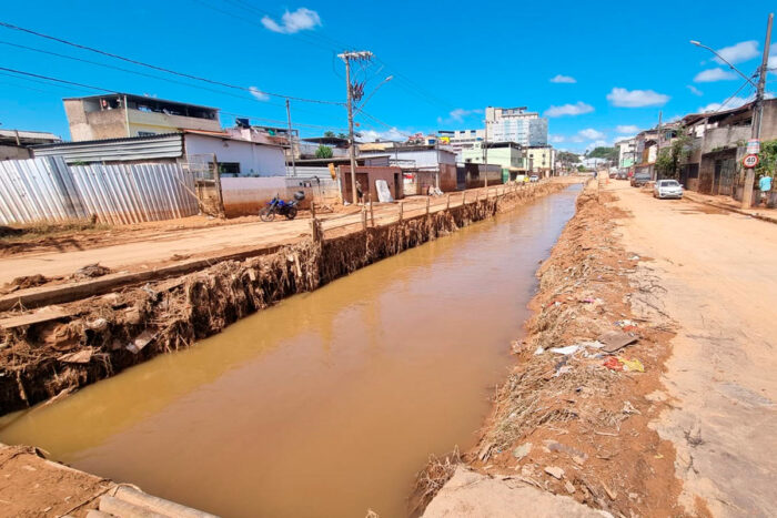 ‘Passamos por isso todos os anos’: moradores do Industrial reclamam de falta de apoio governamental após alagamentos no bairro