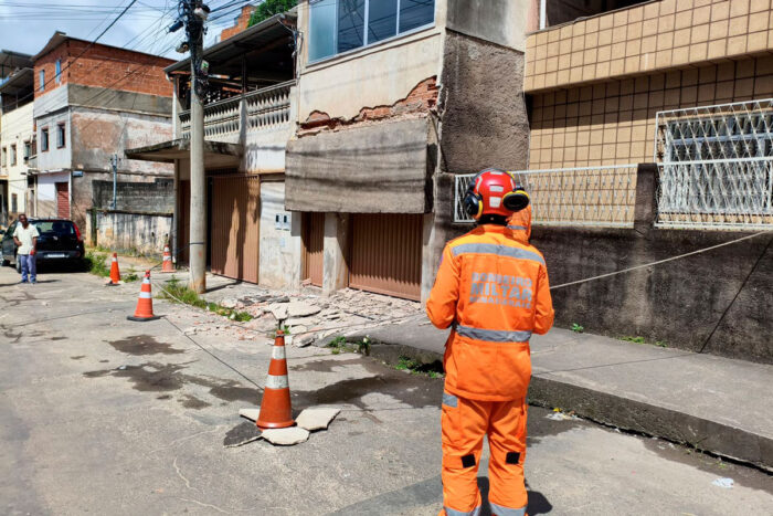 Marquise desaba e estrutura fica suspensa por ferragens no Bairro Santa Efigênia 1 marquise santa efigênia