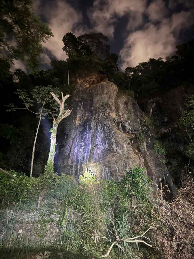 Queda de blocos rochosos de estrutura de 40 metros atinge condomínio na Olegário Maciel em Juiz de Fora 1 Queda de blocos rochosos de estrutura de 40 metros atinge condomínio na Olegário Maciel em Juiz de Fora