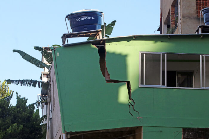 No Bairro Tiguera, moradores temem novos deslizamentos e aguardam obras urgentes 1 tiguera rachadura