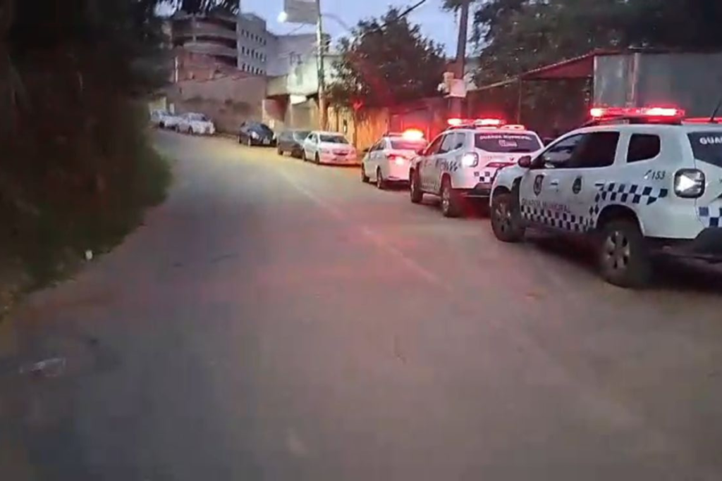 Revolta contra isolamento no Graminha leva moradores a retirar contenção e abrir passagem 1 Revolta contra isolamento no Graminha leva moradores a retirar contenção e abrir passagem
