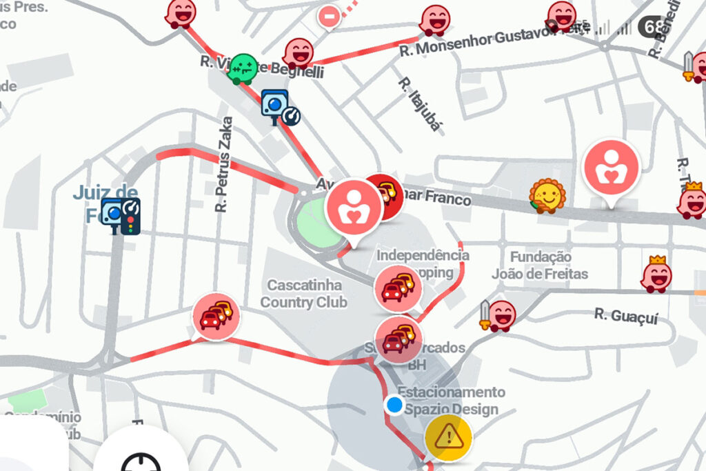 Veículo com defeito provoca congestionamento na Avenida Itamar Franco