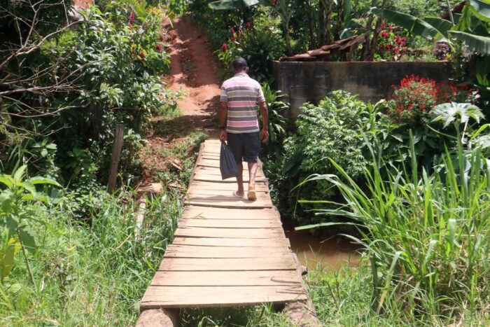 Buracos, erosão e ponte torta em travessia preocupam moradores do Igrejinha