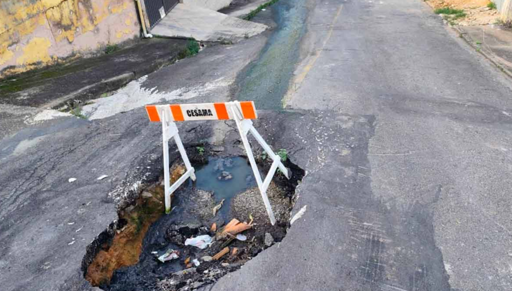Buraco na Rua Lourdes Fonseca Pinto preocupa moradores 2 vu72