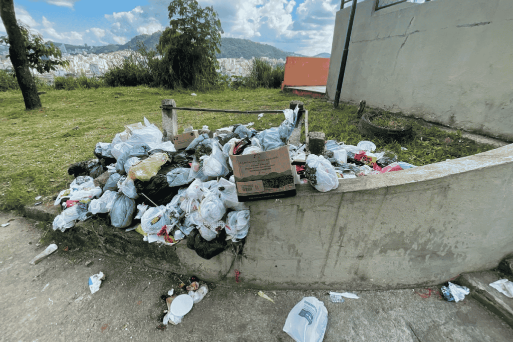 Descarte irregular de lixo em praça na Zona Leste 2 1200 x 800 100