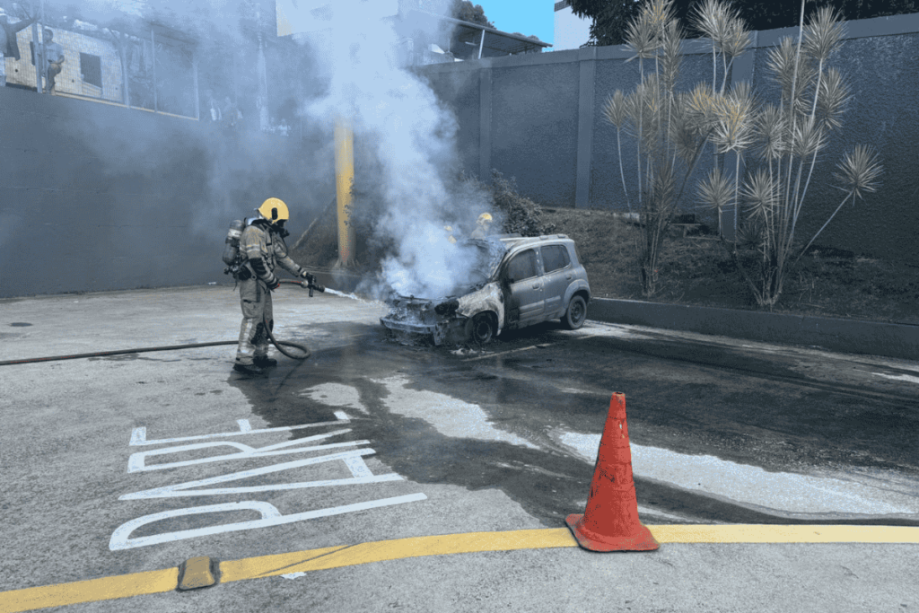 Carro pega fogo em estacionamento de supermercado no São Pedro 1 fogo