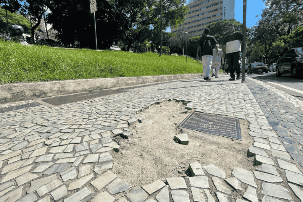 Falha em calçamento em frente à Catedral coloca pedestres em risco 2 catedral calçamento