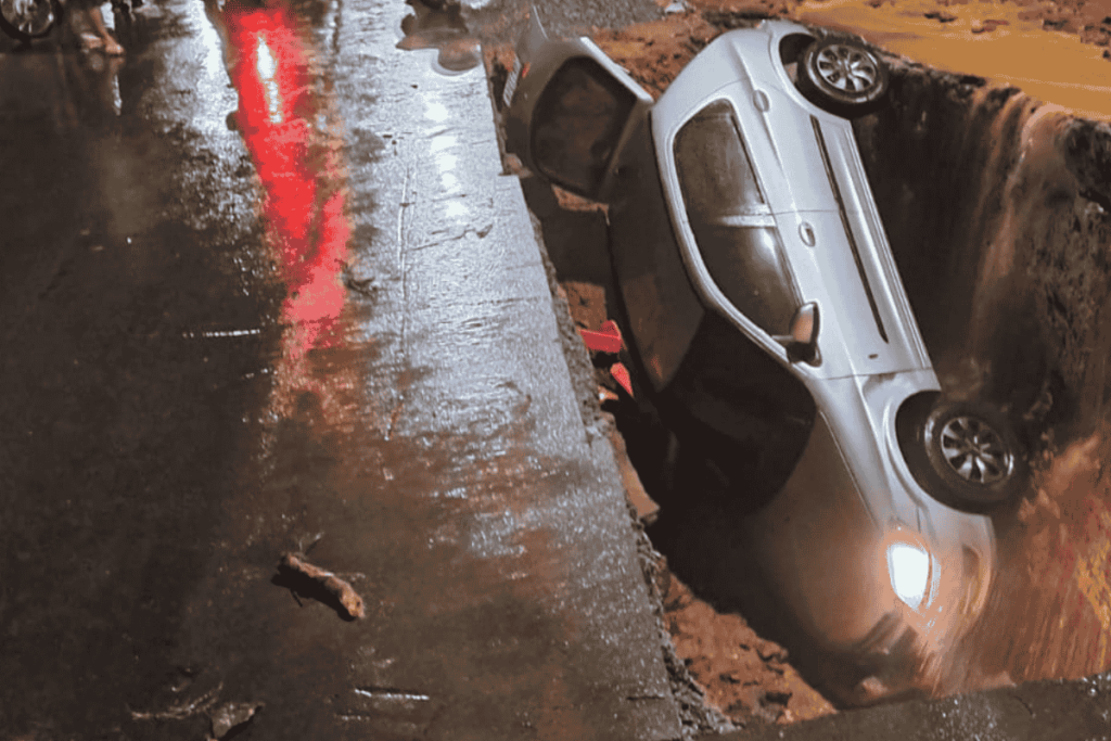 Motorista não se fere após carro cair em buraco na Rua José Lourenço; obra segue sem previsão de finalização 2 buraco