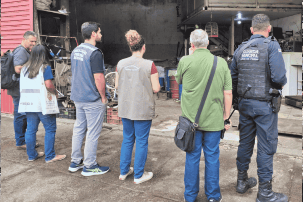 Fiscalização autua ferros-velhos e apreende cobre sem registro em Juiz de Fora 2 ferros-velhos