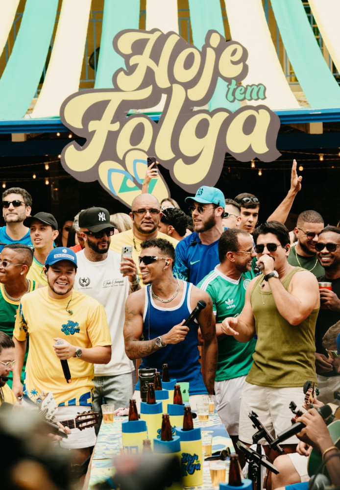Kamisa 10 aposta no clima de Copa do Mundo em novo projeto 1 “É emoção coletiva, é energia, é todo mundo cantando junto — e o pagode também tem muito isso”, afirma Angelino sobre o clima do novo audiovisual