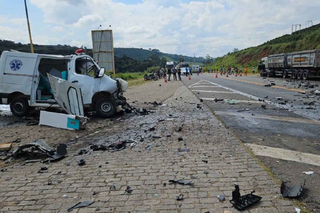 Motoristas de ambulância e carreta morrem em acidente na BR-116 2 Motoristas de ambulância e carreta morrem em acidente na BR-116