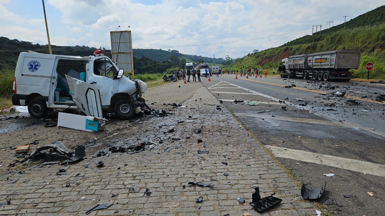 Motoristas de ambulância e carreta morrem em acidente na BR-116 1 Motoristas de ambulância e carreta morrem em acidente na BR-116