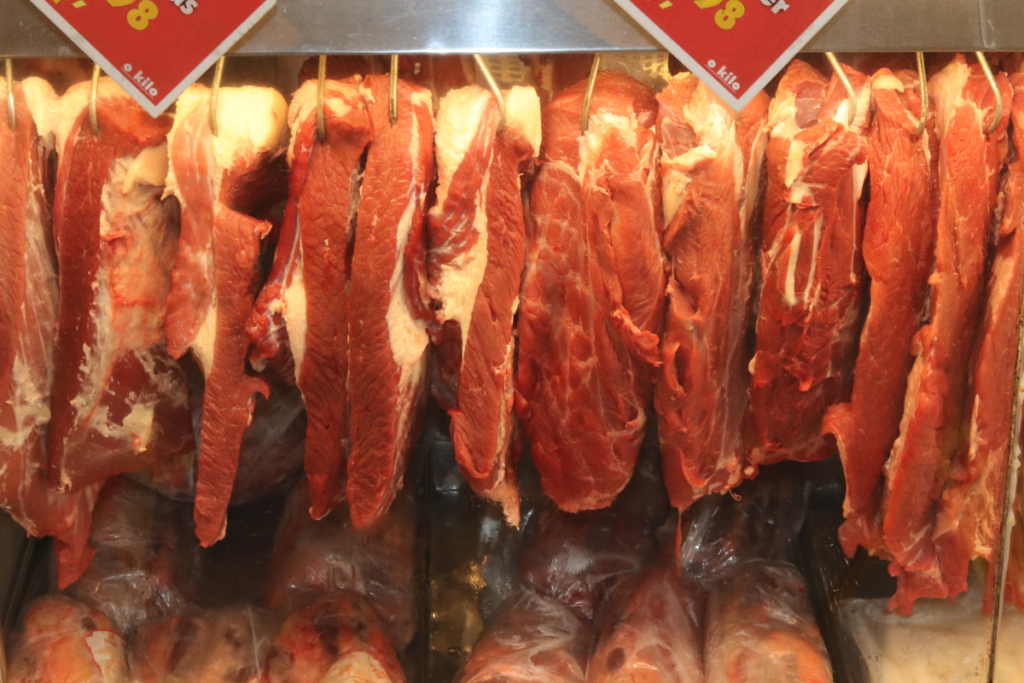 Carne bovina atinge preço recorde e deve seguir em alta em 2026 4 Preço recorde da carne bovina pressiona açougues, reduz consumo e deve seguir elevado por oferta menor, custos e exportações.