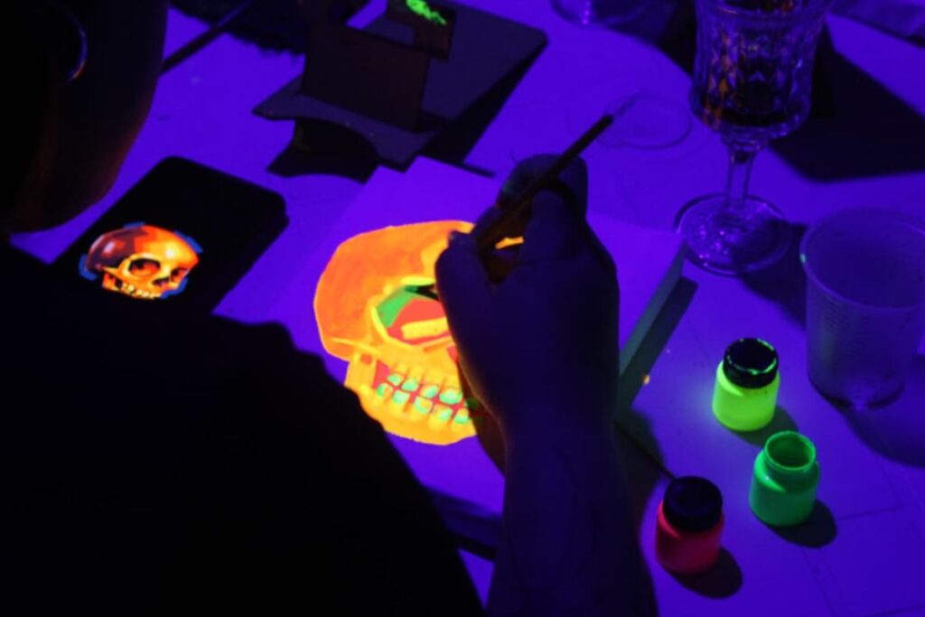 Espaço Cultural Coringa realiza 'Noite Neon' e oficina 'Guache e Portinari' neste fim de semana 3 noite neon portinari oficina ecco