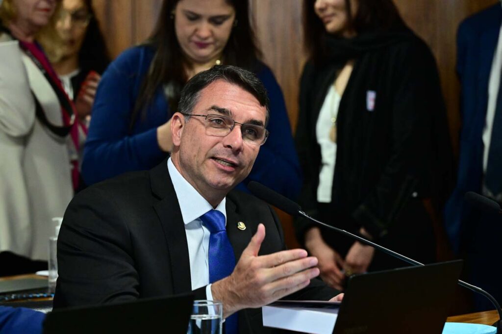 'Meu vice será uma pessoa preparada e de preferência mulher', diz Flávio Bolsonaro 1 flavio bolsonaro vice