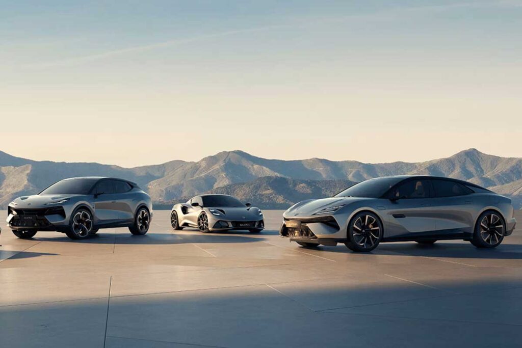O portfólio atual da Lotus, comprada pelos chineses em 2017, inclui veículos a combustão, híbridos e elétricos (Foto: Divulgação)