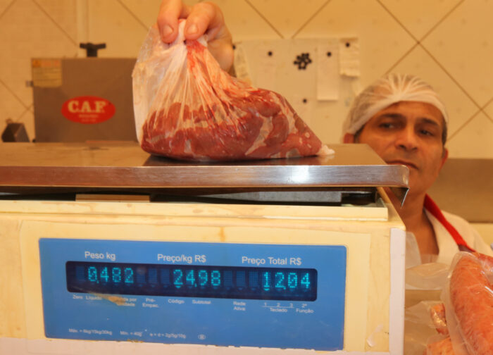 Carne bovina atinge preço recorde e deve seguir em alta em 2026 2 Preço recorde da carne bovina pressiona açougues, reduz consumo e deve seguir elevado por oferta menor, custos e exportações.