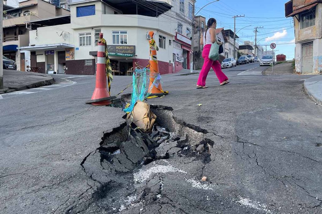 Buraco na Rua Pedro Botti preocupa motoristas no São Mateus 2 VU Pedro Botti Felipe Couri