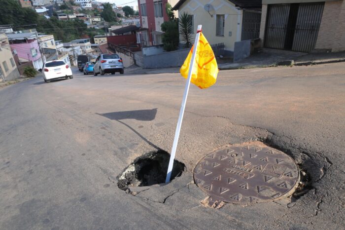 Buraco dificulta tráfego no Bairro Grajaú 1 WhatsApp Image 2026 04 24 at 08.34.40