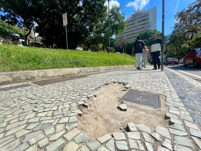 Falha em calçamento em frente à Catedral coloca pedestres em risco 1 WhatsApp Image 2026 04 29 at 10.56.19 1