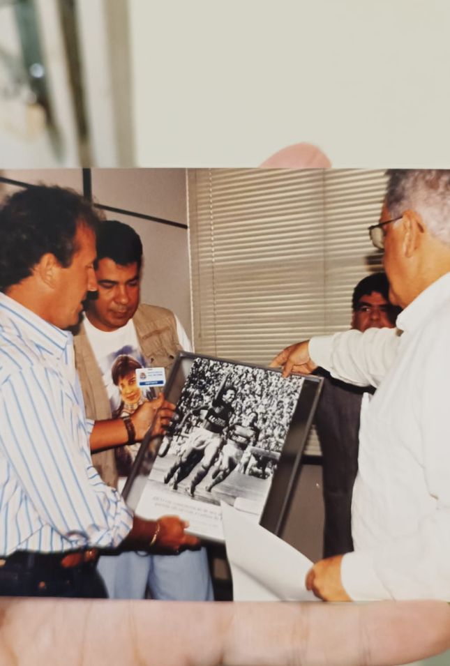 ZICO AUTOGRAFANDO - ARQUIVO FAMÍLIA ZICO AUTOGRAFANDO - ARQUIVO FAMÍLIA