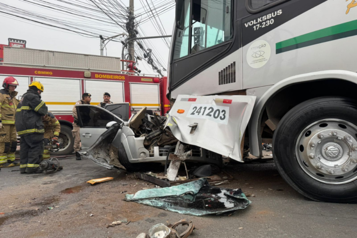 Colisão entre ônibus de viagem e carro deixa jovem gravemente ferido em Juiz de Fora 1 acidente colisao onibus e carro av jk