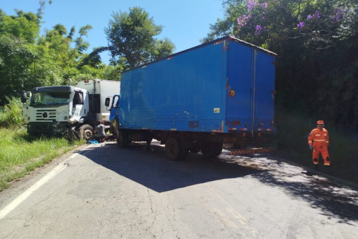 Idoso morre e quatro ficam feridos após batida entre caminhões na MG-353 1 Idoso morre após acidente entre caminhões na MG-353