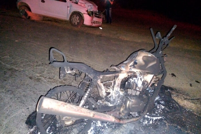 Acidente entre carro e moto deixa dois feridos graves na MG-133 em Rio Pomba 2 Acidente entre carro e moto deixa dois feridos graves na MG-133, em Rio Pomba