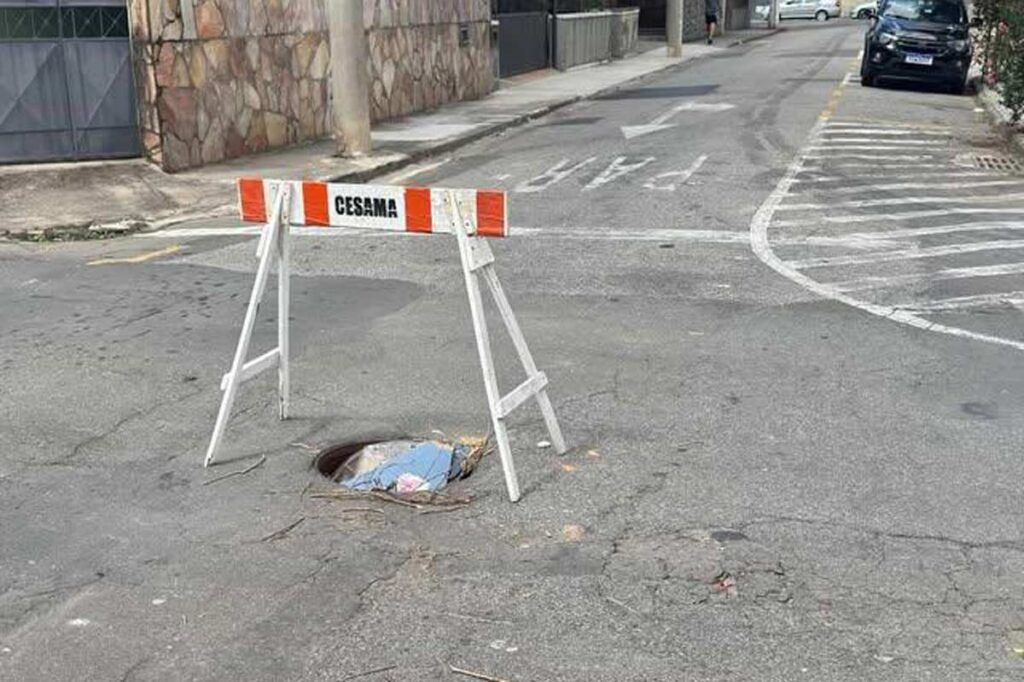 Buraco no Poço Rico atrapalha trânsito em cruzamento 2 buraco poco rico